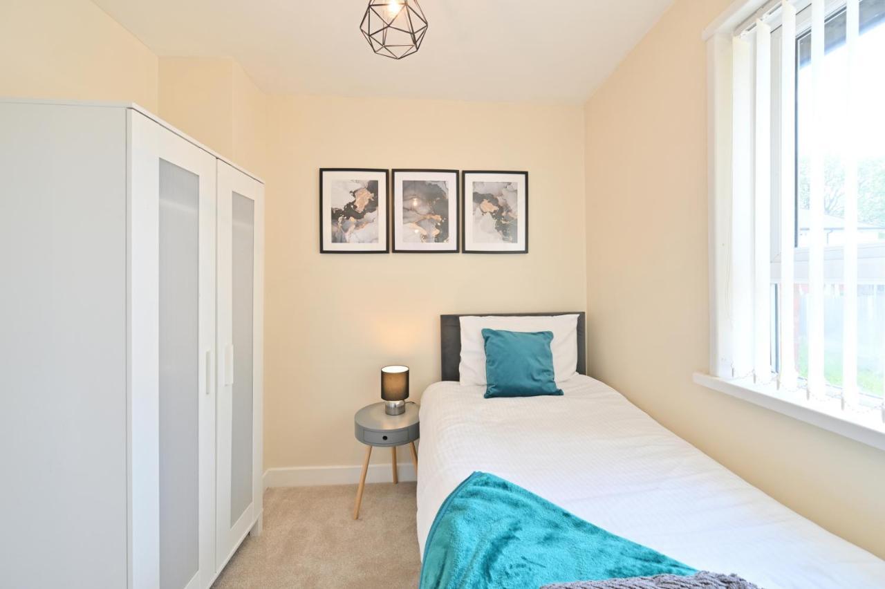 Villa Sleek And Stylish 3 Bed In Bolton - Garden - Parking Exterior foto